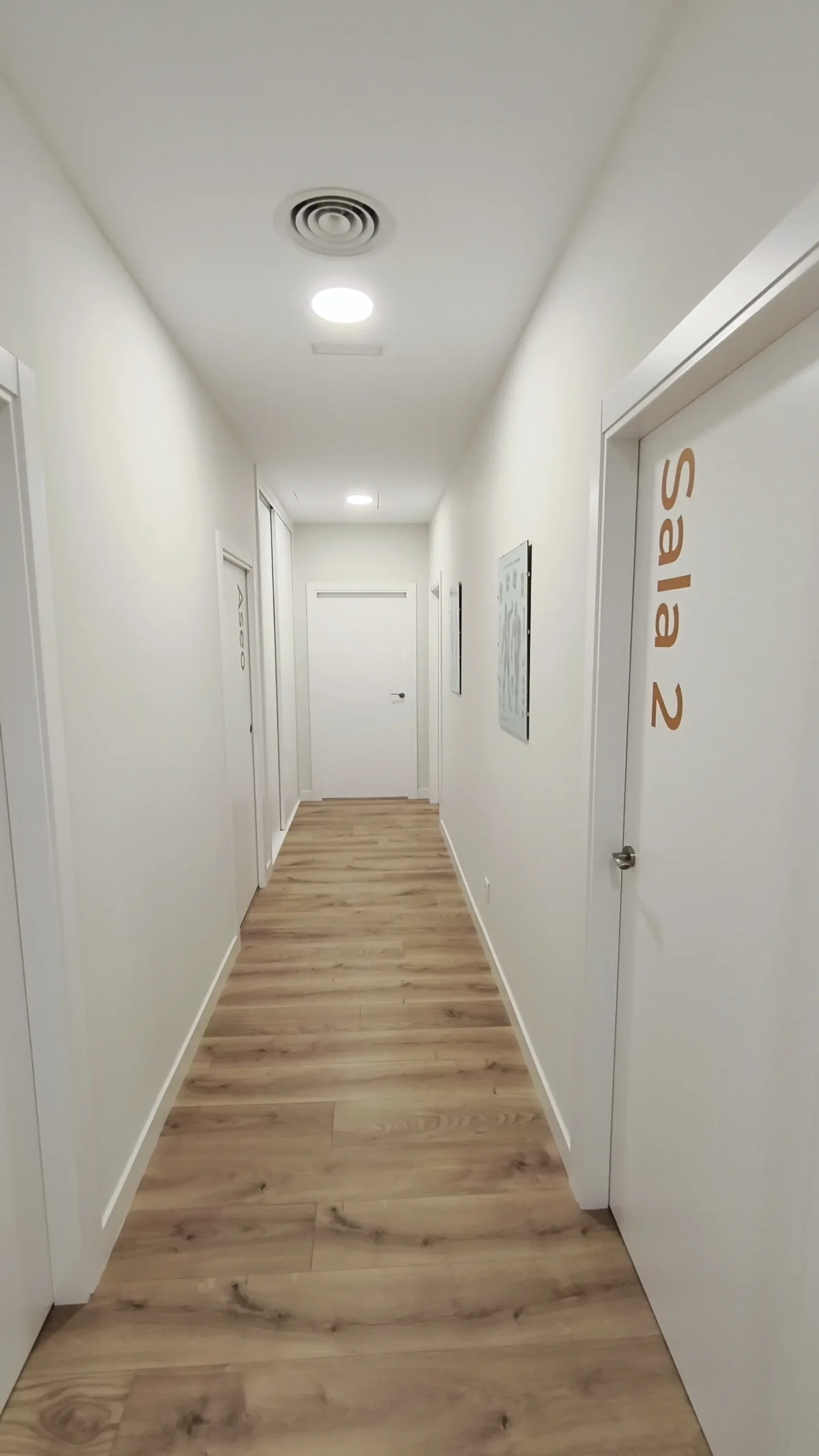 Pasillo interior de la clínica Fisioterapia Keops en Móstoles