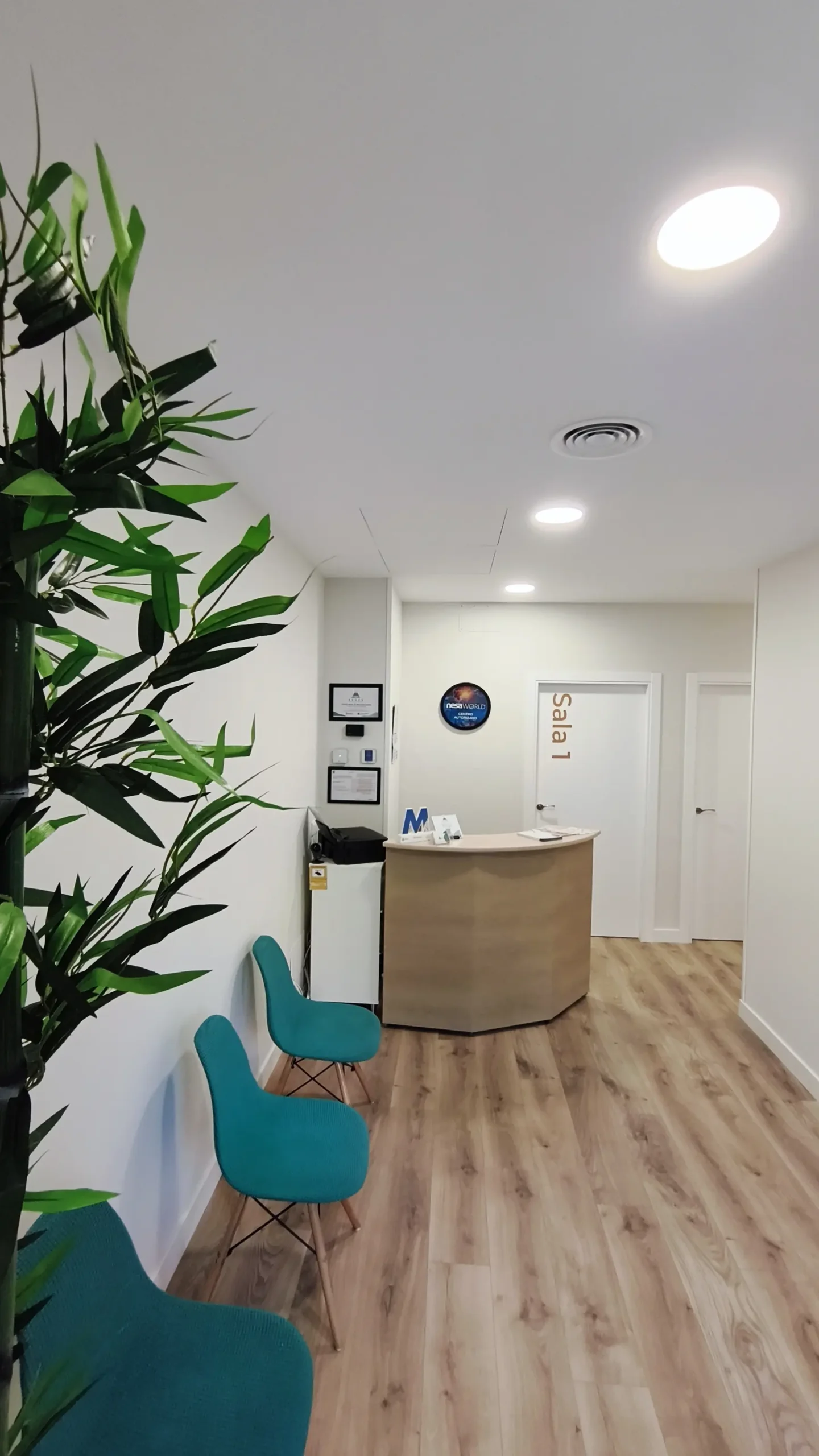 Recepción de Fisioterapia Keops en Móstoles, con mostrador y zona de espera