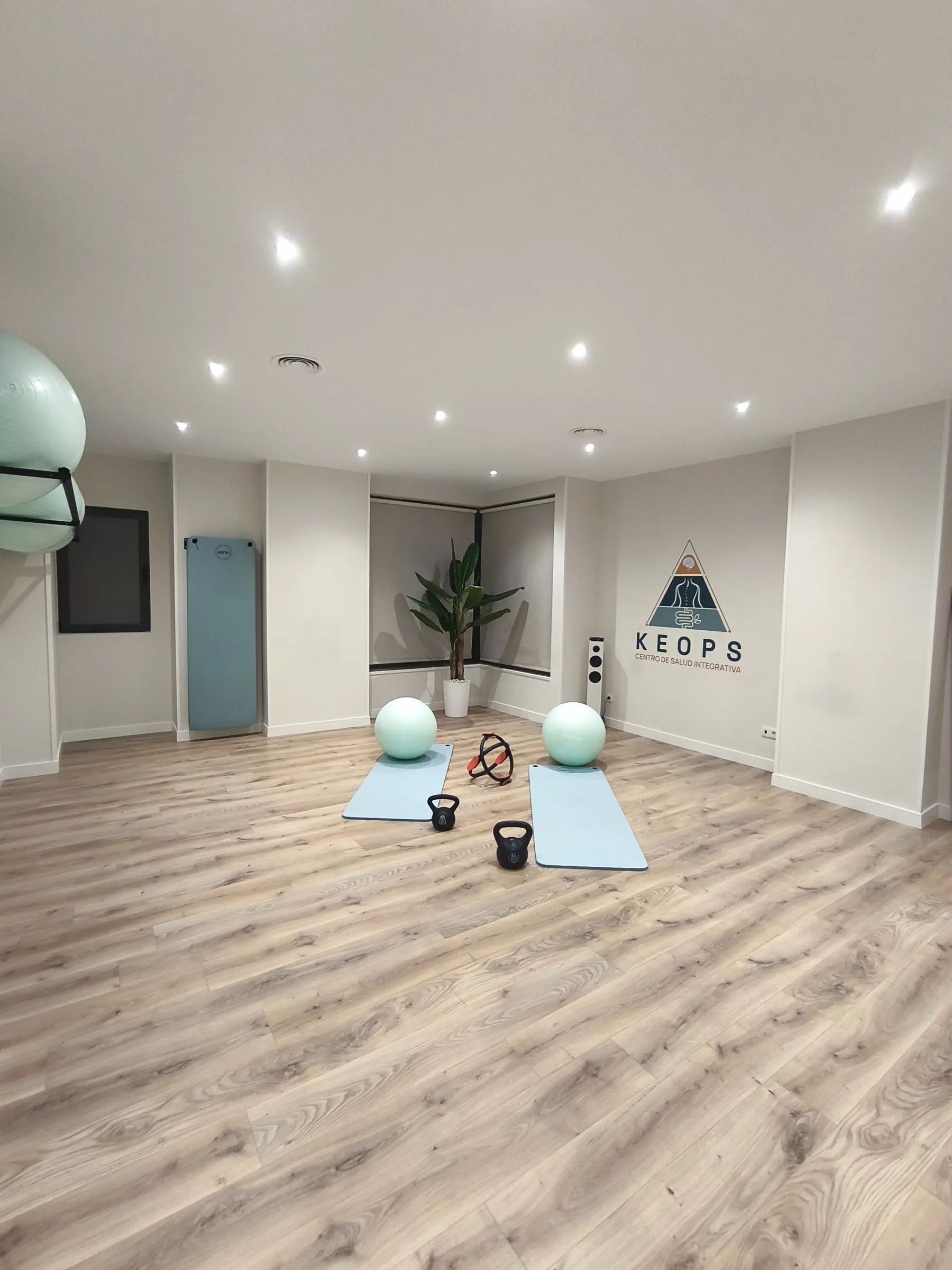 Sala de ejercicio terapéutico de Fisioterapia Keops en Móstoles, con colchonetas y material de entrenamiento