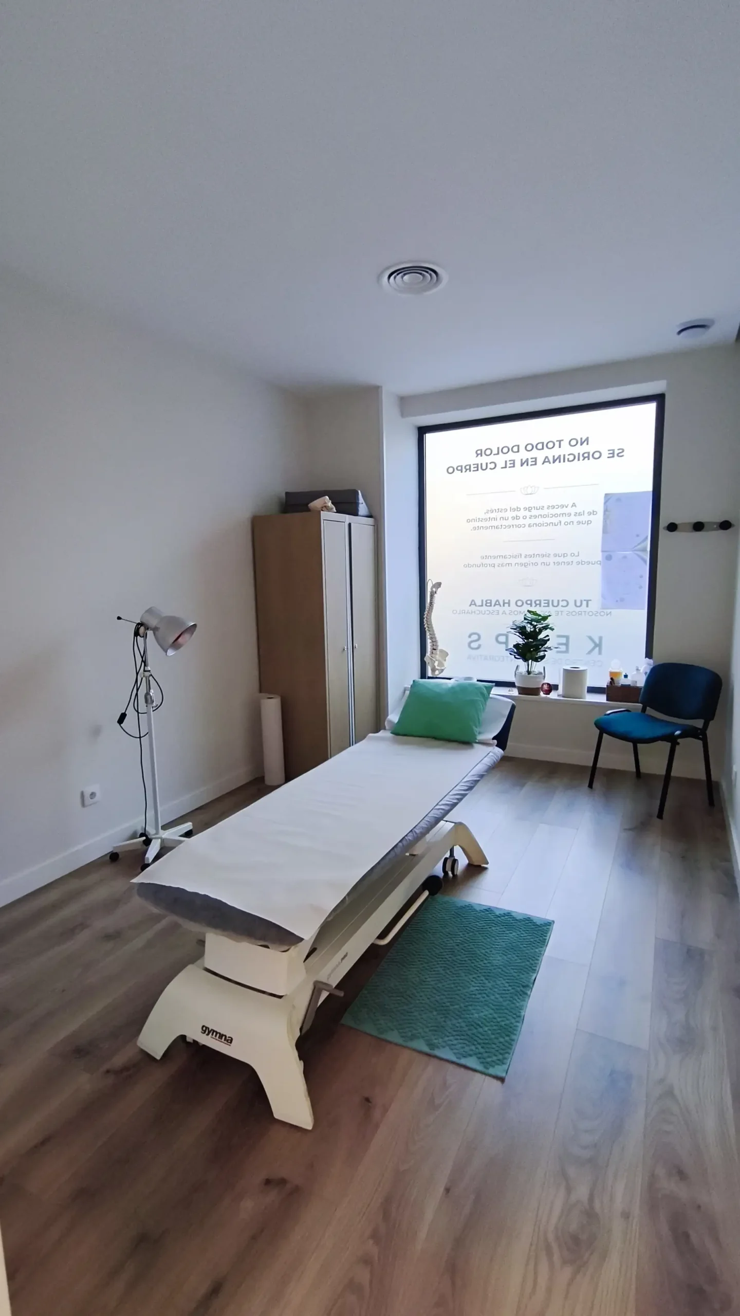 Sala de tratamiento de Fisioterapia Keops en Móstoles, equipada con camilla para la atención individual