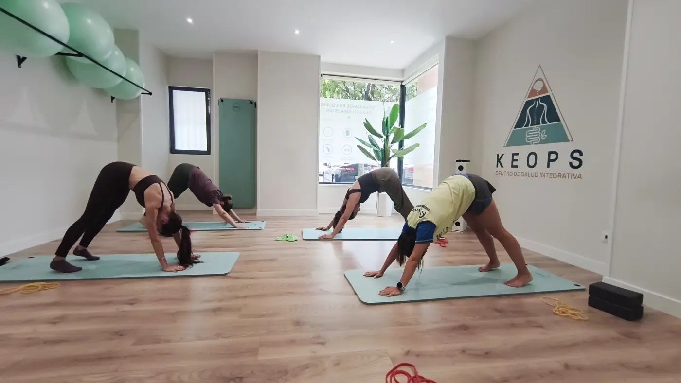Clase de yoga en grupo en la sala de Keops