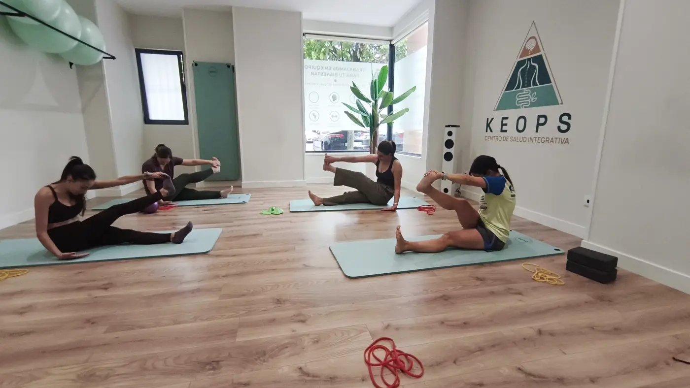 Alumnas practicando yoga en Keops