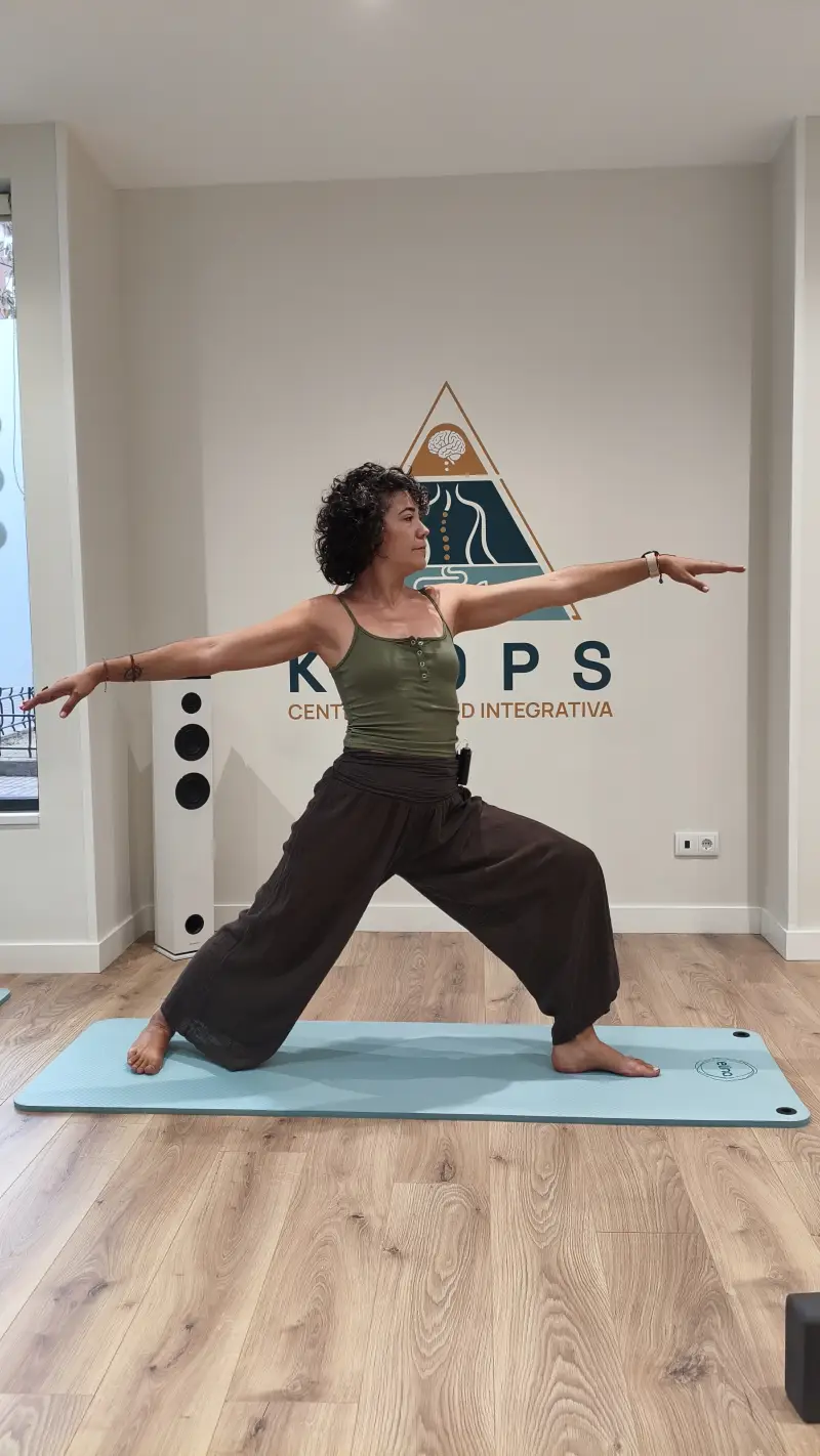 Práctica de yoga en la sala de Keops